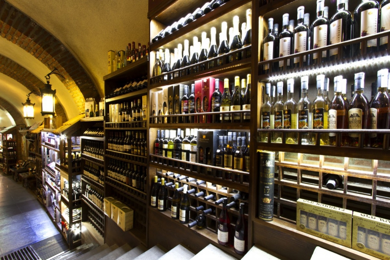 vente-TARADEAU-min_world_street_travel_shop_canon_georgia_wine_bottles-429767